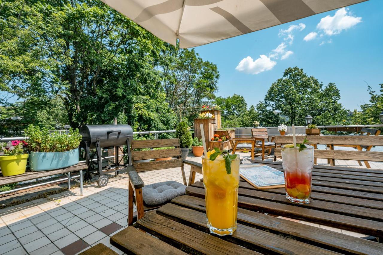 Island Hostel Budapest (Adults Only) Eksteriør bilde The terrace of the restaurant
