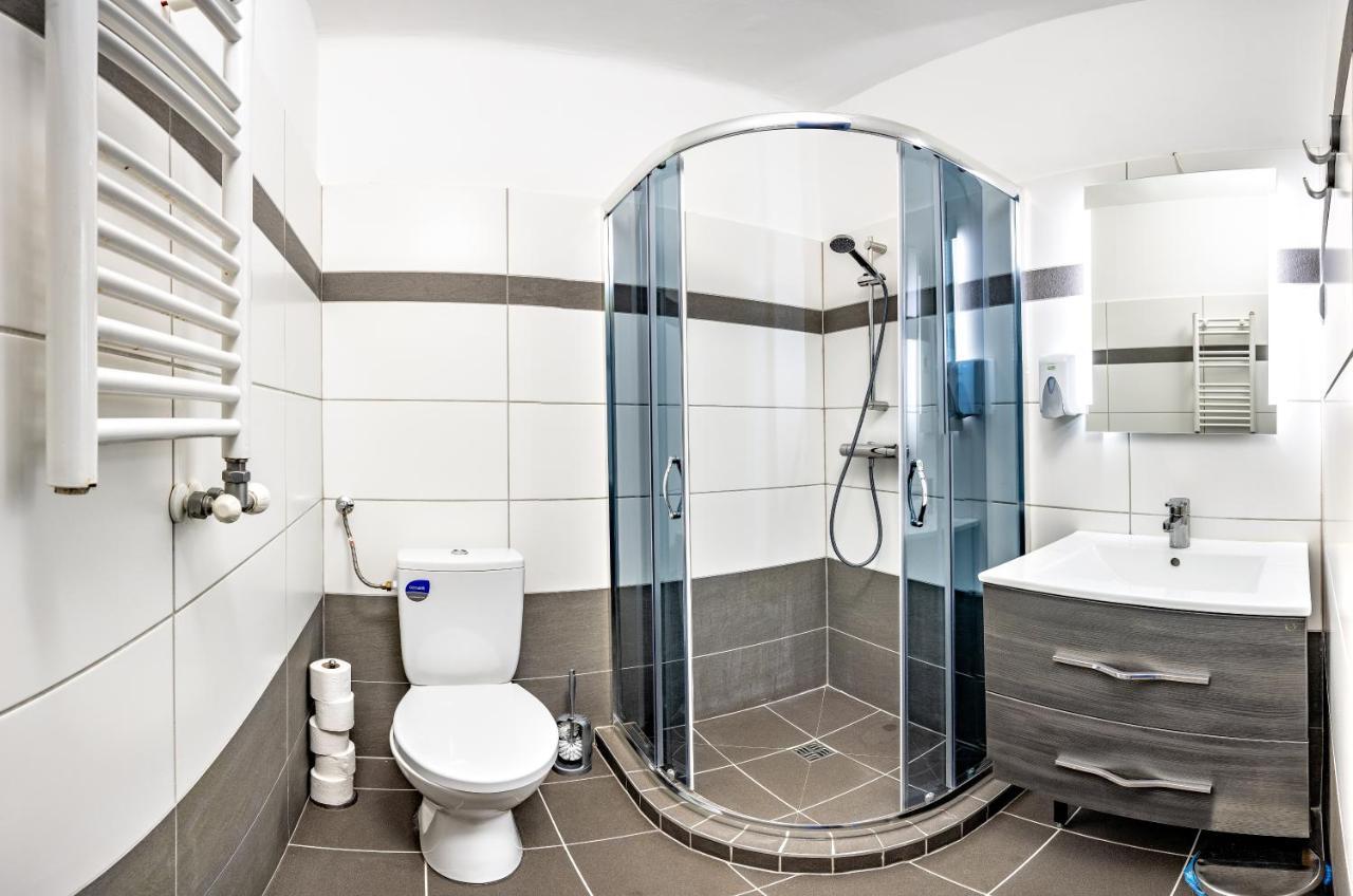 Island Hostel Budapest (Adults Only) Eksteriør bilde A modern bathroom