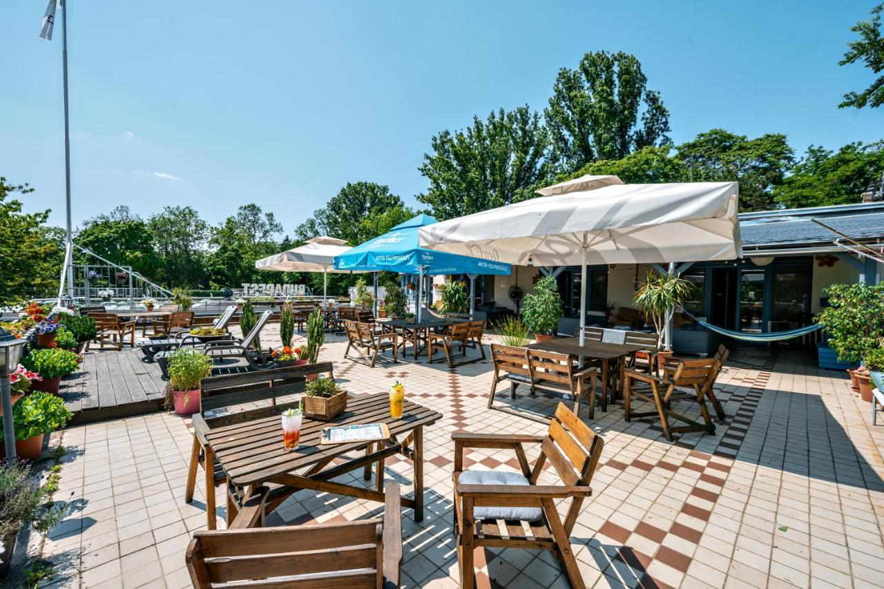 Island Hostel Budapest (Adults Only) Eksteriør bilde The terrace of the restaurant