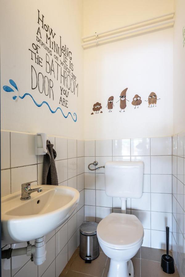Island Hostel Budapest (Adults Only) Eksteriør bilde A wall sticker in a bathroom