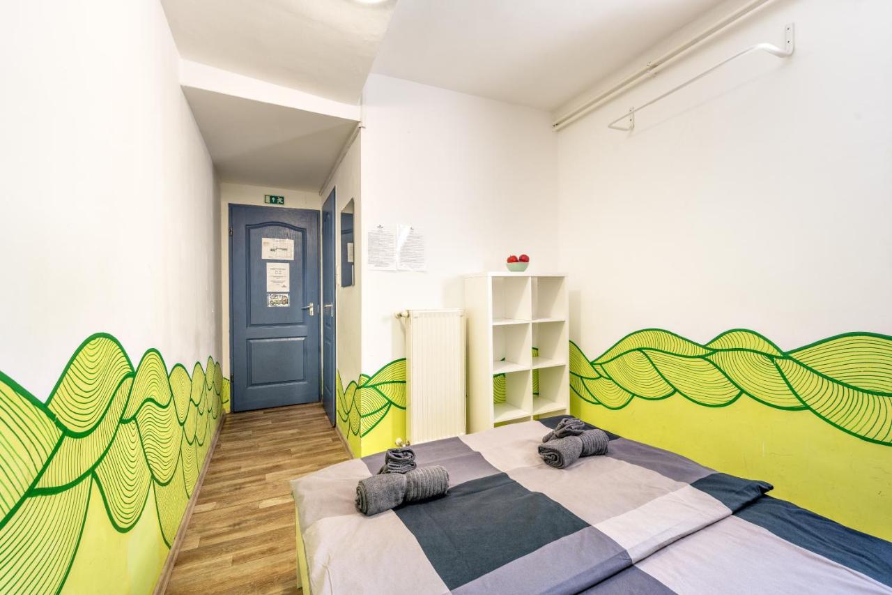 Island Hostel Budapest (Adults Only) Eksteriør bilde A room at the hostel