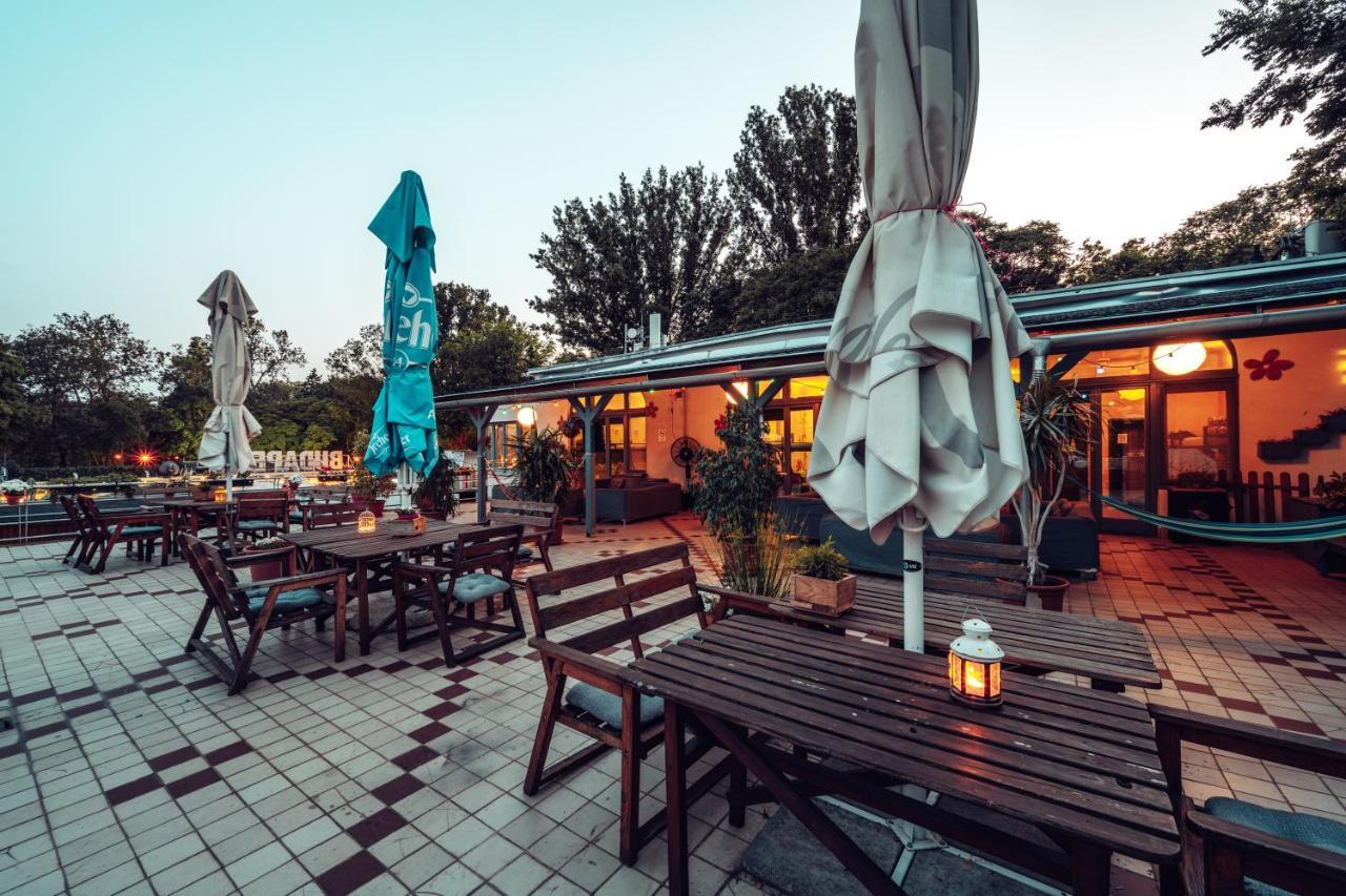 Island Hostel Budapest (Adults Only) Eksteriør bilde The restaurant at the park