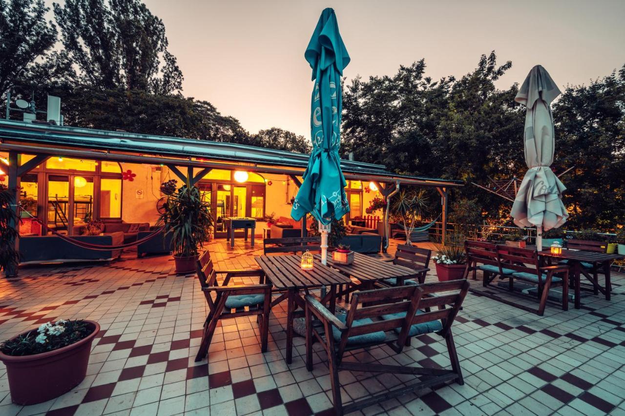 Island Hostel Budapest (Adults Only) Eksteriør bilde The restaurant at the center