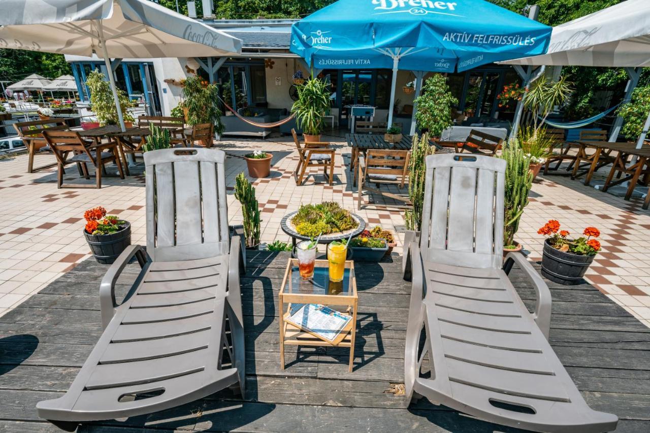 Island Hostel Budapest (Adults Only) Eksteriør bilde The terrace of the hotel