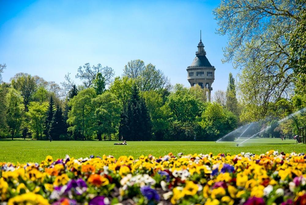 Island Hostel Budapest (Adults Only) Eksteriør bilde The Water Tower in the park