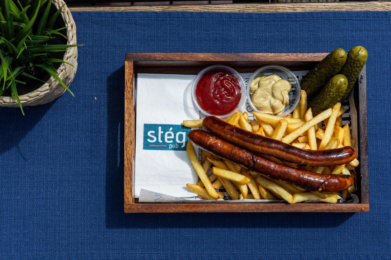 Island Hostel Budapest (Adults Only) Eksteriør bilde Bratwurst with chips and pickled cucumbers