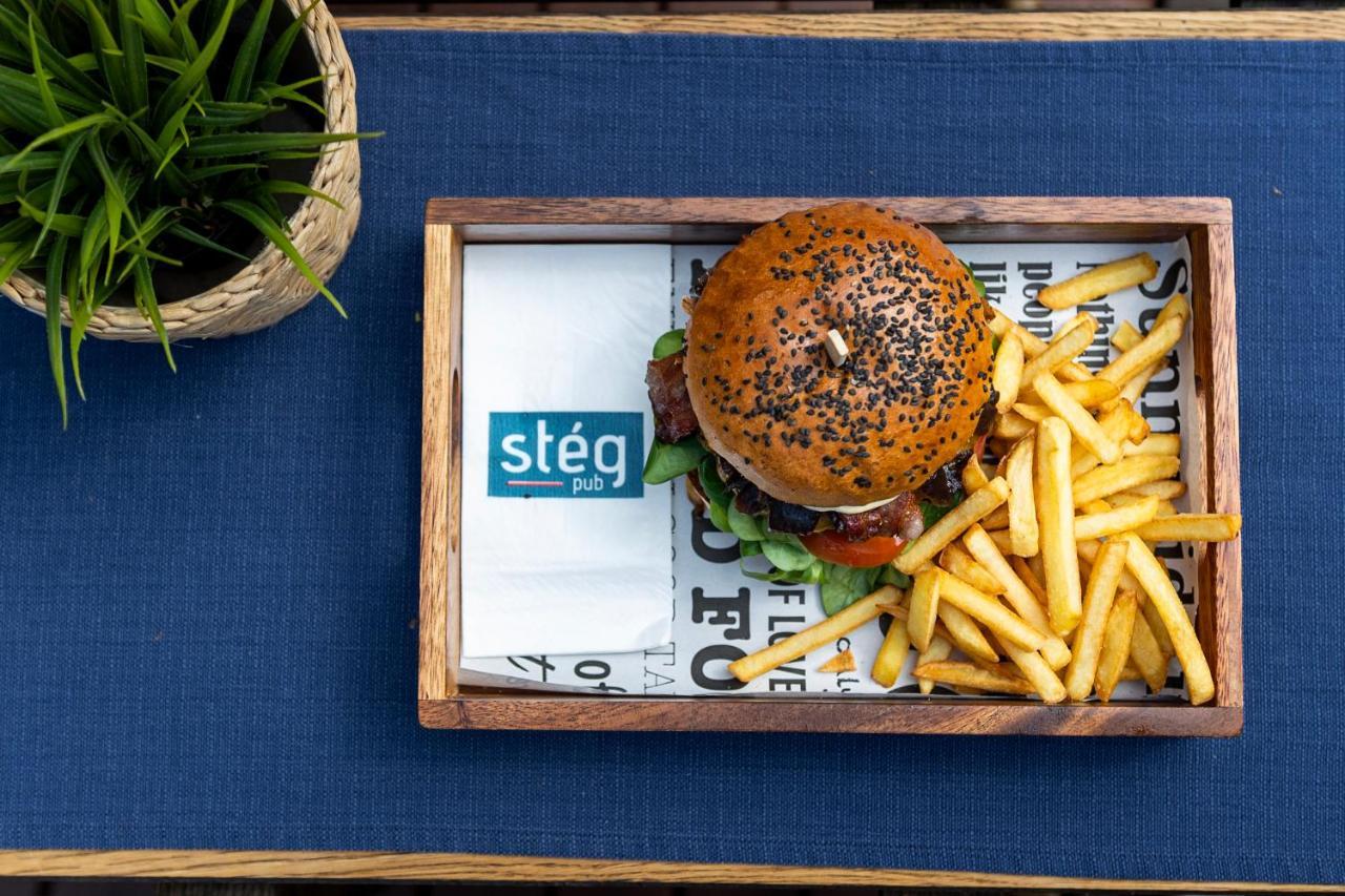 Island Hostel Budapest (Adults Only) Eksteriør bilde A burger and chips at Steg