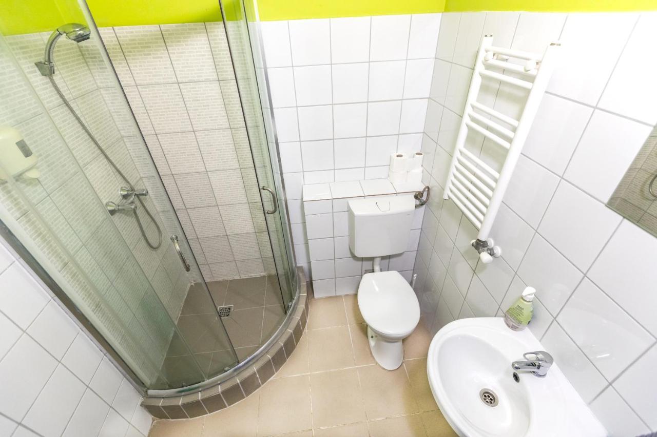 Island Hostel Budapest (Adults Only) Eksteriør bilde A shower cubicle
