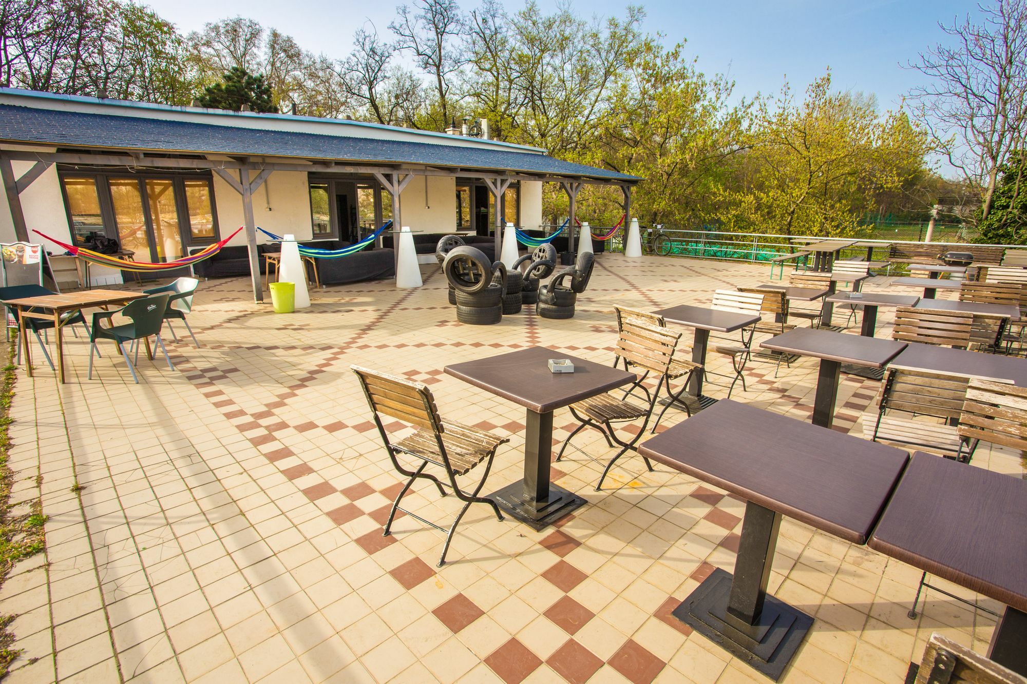 Island Hostel Budapest (Adults Only) Eksteriør bilde The terrace of the restaurant